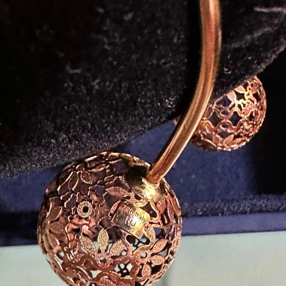 N/A elegant gold